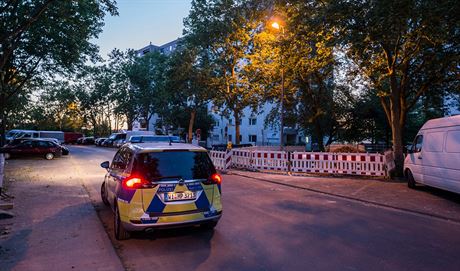 Skupina asi padesáti lidí zaútoila na policisty a hasie, kteí pijeli k...