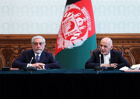 Afghánský prezident Araf Ghaní se svým protikandidátem Abdulláhem Abdulláhem...