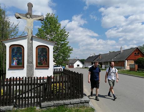 Vrchotovy Janovice. Tady nám bylo jet hej (autor textu jde vlevo), ve tetin...