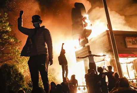 Protesty proti policejn brutalit, na jej nsledky zemel zatkan ernoch...