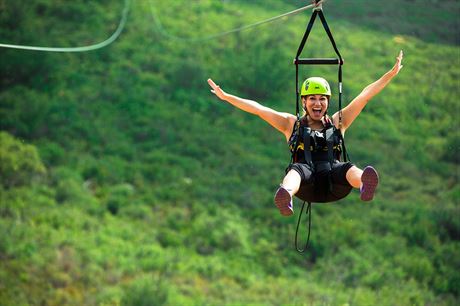 Zipline by mla vést ze sportovního a lyaského areálu v Klínech na protjí...