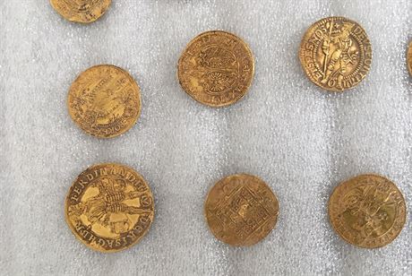 Nálezce pedal muzeu soubor 74 zlatých mincí (dukát), které pocházejí z druhé...
