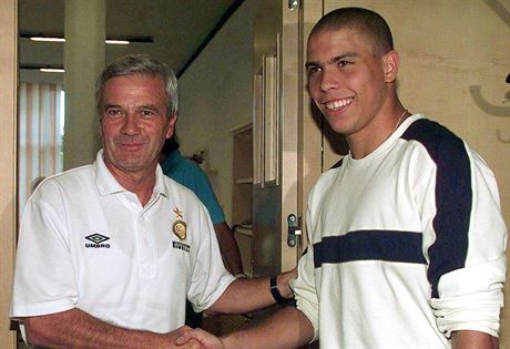 Luigi Simoni (vlevo) vítá v Interu Milán brazilského kanonýra Ronalda.