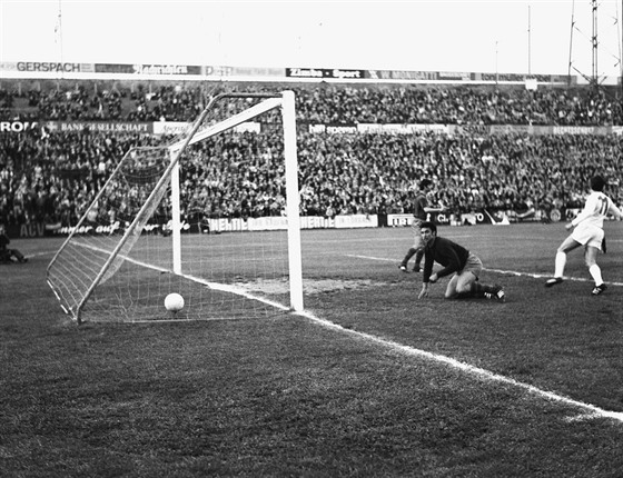 ROK 1969, FINÁLE PVP. Salvador Sadurní v brance Barcelony inkasuje gól z...