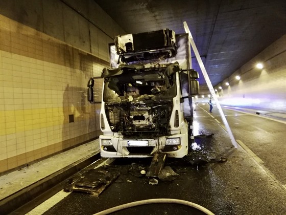 Požár nákladního auta v tunelovém komplexu Blanka. (25. května 2020)