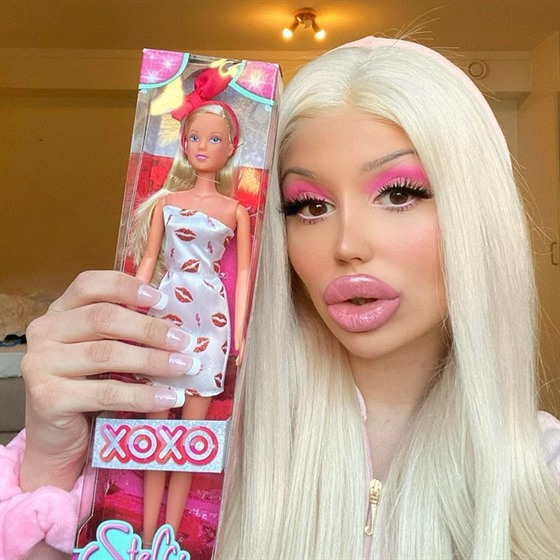 Stefanie Mulicová se stylizuje do podoby panenky Barbie