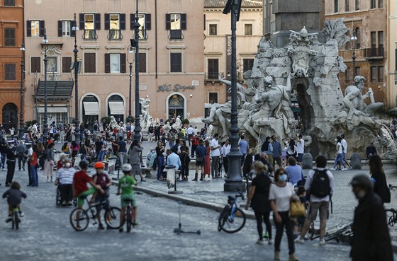Italové v hojných počtech vyrazili do ulic Říma. (24. května 2020)
