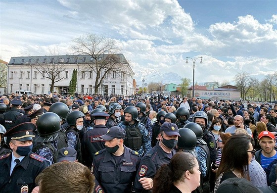 Demonstrace proti koronavirovým opatením ve Vladikavkazu v Severní Osetii (20....