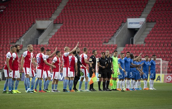 NA PRÁZDNÉM STADIONU. Zápas bez divák si v aktuální sezon vyzkoueli fotbalisté Slavie a Liberce. Tenkrát kvli trestu od disciplinární komise.