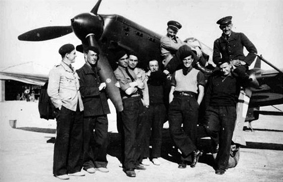 Českoslovenští stíhači ve Francii u letounu Morane-Saulnier MS.406