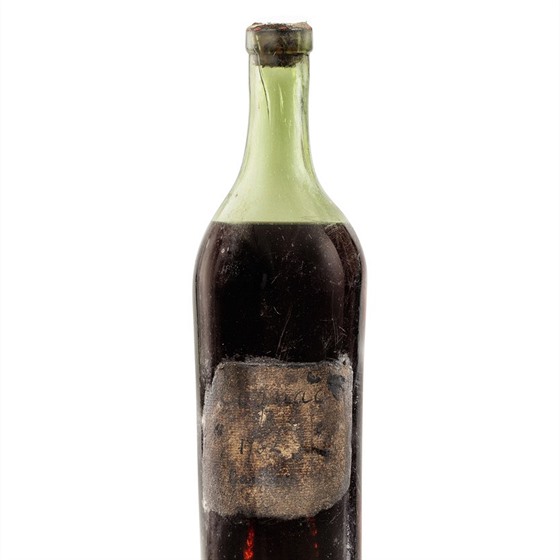 Jedna z nejstarích lahví koaku na svt vypálená roku 1762 byla prodána v...