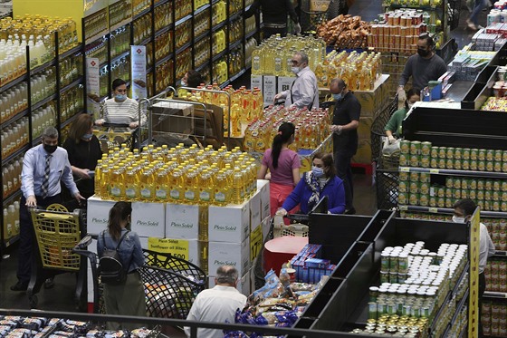 Lidé nakupují zásoby potravin v supermarketu v libanonském Bejrútu. (13. května...