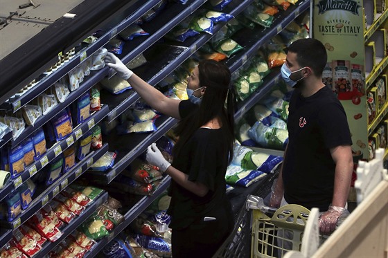 Lidé nakupují zásoby potravin v supermarketu v libanonském Bejrútu. (13. kvtna...