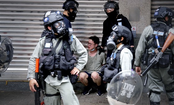 Policisté zatýkají v Hongkongu jednoho z protestujících proti novému zákonu o...