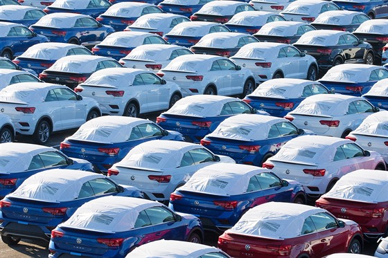 Nové automobily zaparkované u továrny Volkswagen v nmeckém Osnabruecku. (17....