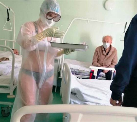 Ruská zdravotní sestra z nemocnice ve městě Tula se o pacienty nakažené...