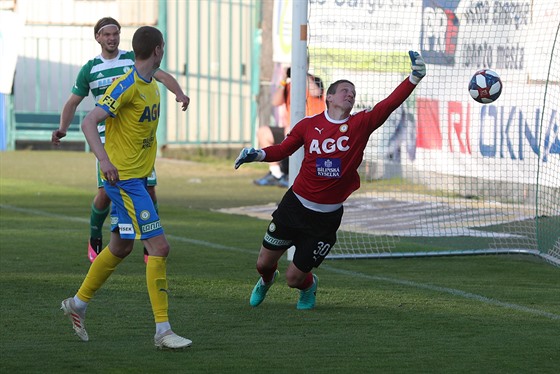 Teplický branká Tomá Grigar potetí v olíku proti Bohemians potetí...