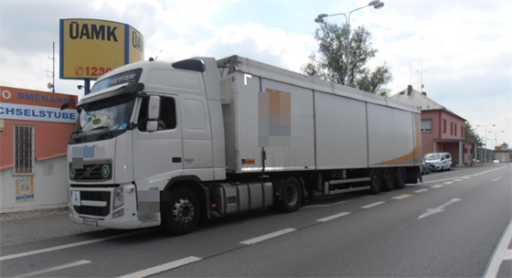 Řidič vezl kamion do firmy na Budějovicku.