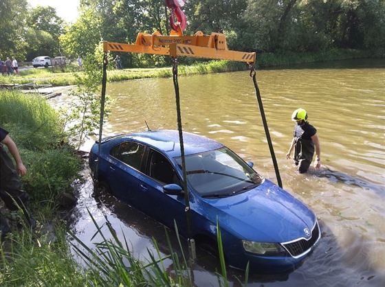 Utopenou škodovku musel z Bohdanečského rybníku vytáhnout hasičský jeřáb.