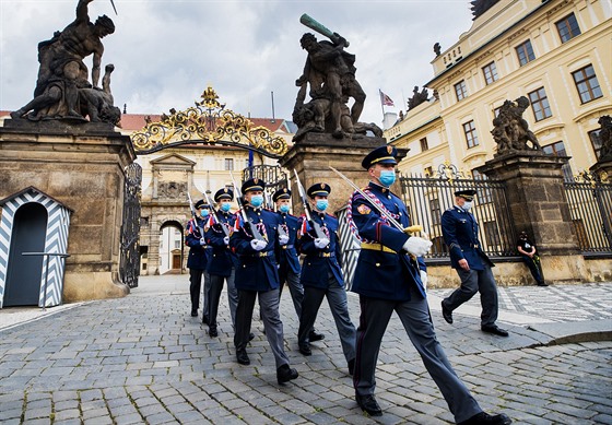 Hradní stráž. Od pondělí bude znovu otevřen areál Pražského hradu. (20. května 2020)