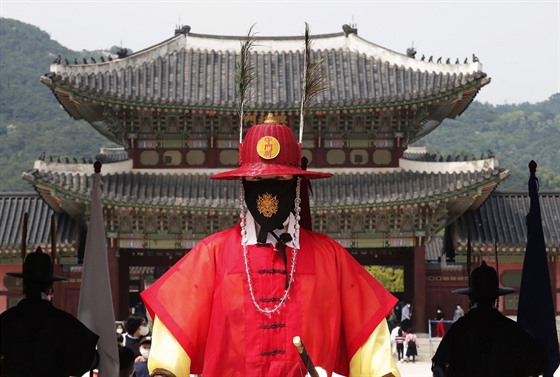 Jihokorejská císařská garda na stráži u hlavního paláce Kjonbokun v Soulu. (21....