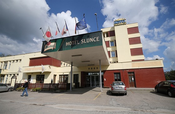 Hotel Slunce v Havlíkov Brod od bezna funguje jako uprchlické centrum. Vlastník chystá demolici hotelu, na jeho míst by mla vyrst prodejna Lidl. To se ovem vedení msta nelíbí.