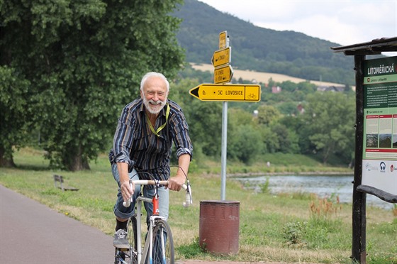 Cyklistická Labská stezka na levém behu eky oznaená jako 2A vede kolem...