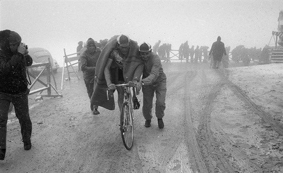 Eddy Merckx po svém heroickém vítzství v cíli etapy na Tre Cime di Lavaredo na...
