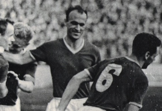 Fotbalisté Hradce se v mistrovské sezon 1959/1960 radují ze vstelené branky....