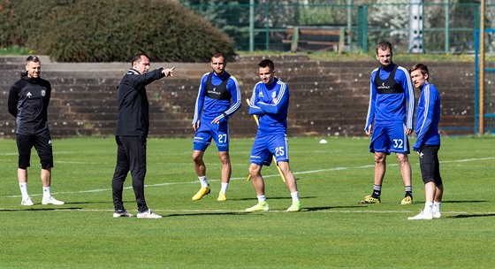 Trenér Radek Látal pi tréninku fotbalist Olomouce ped ligovým restartem.