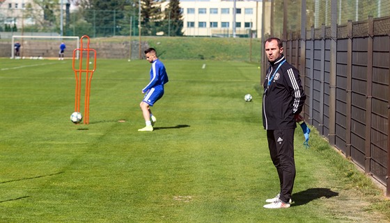 Trenr Radek Ltal pi trninku fotbalist Olomouce ped ligovm restartem.