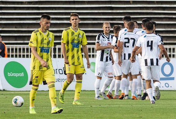 Radost fotbalist Hradce po gólu v utkání proti Varnsdorfu.