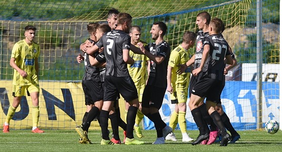 Fotbalisté Hradce Králové slaví gól v utkání proti Varnsdorfu.
