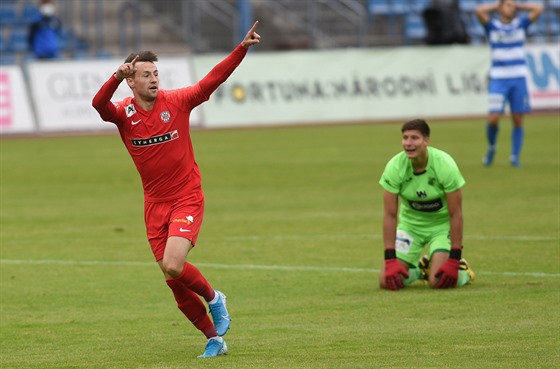 Jakub Pichystal z Brna slaví gól proti Ústí nad Labem, pekonaný branká...