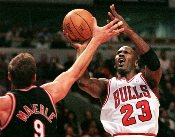 Dan Majerle brání Michaela Jordana z Chicaga, v roce 1998 psobil v Miami.