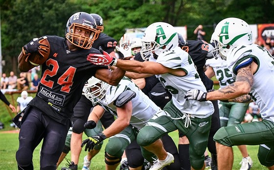 Tyrone Clark v tmavém dresu Brno Sígrs v derby s Brno Alligators.