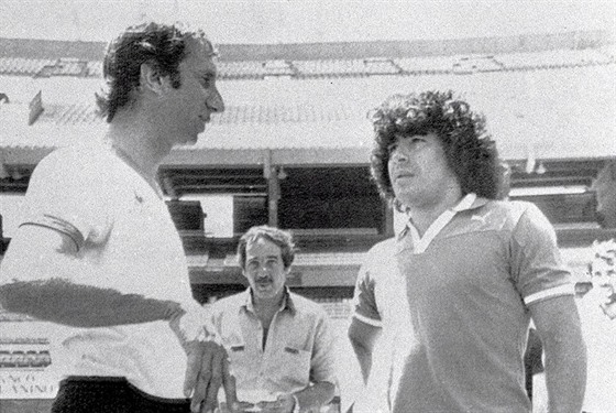 Carlos Bilardo (vlevo) a Diego Maradona na snímku z roku 1983