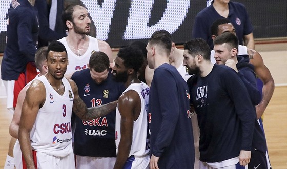 Basketbalisté CSKA Moskva slaví euroligovou výhru.