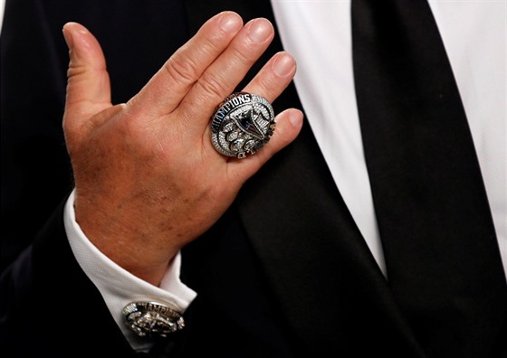 Robert Kraft, majitel New England Patriots, ukazuje prsten za vítzství v Super...