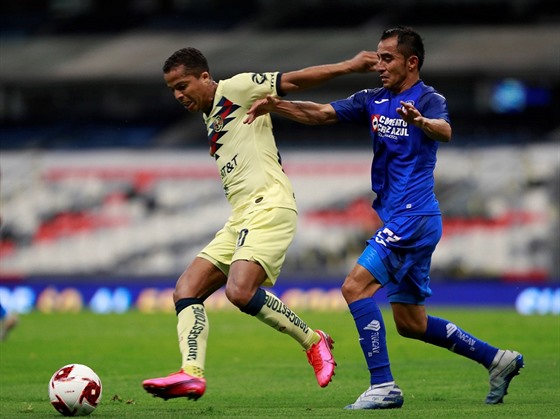Giovani Dos Santos (vlevo) z Club América a Rafael Baca z Cruz Azul v souboji o...