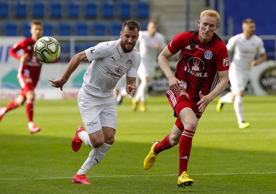 Václav Jureka (vlevo) ze Slovácka v zápase s Olomoucí