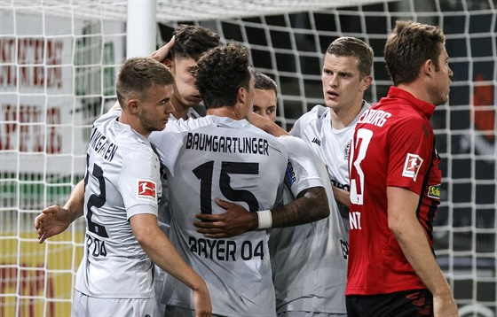 Fotbalisté Bayeru Leverkusen oslavují střelecký úspěch Kaie Havertze.