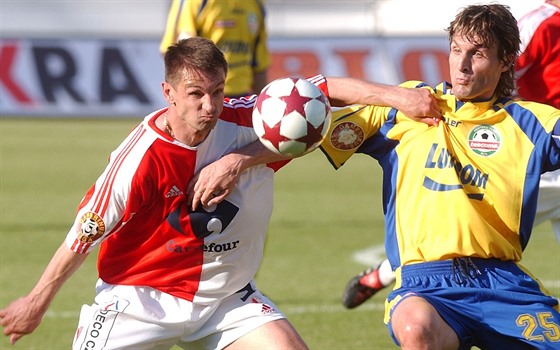 Pavel Kuka (vlevo) ze Slavie a Jaroslav vach ze Zlína v souboji o mí