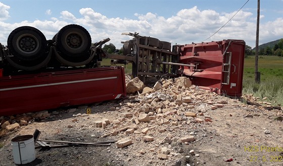 Nehoda nákladního auta zablokovala silnici u Chudenína na Klatovsku. idi...