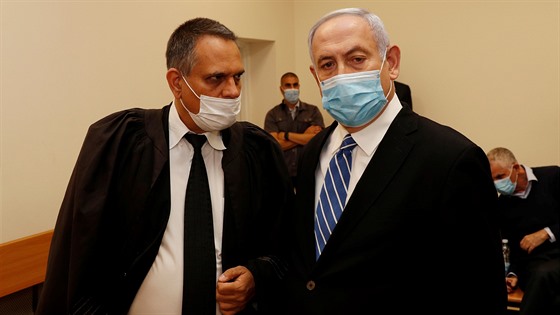 Izraleský premiér Benjamin Netanjahu obvinný z korupce ped soudem (24. kvtna...