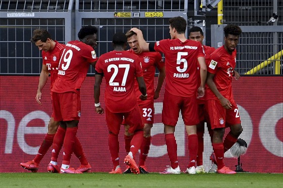 Fotbalisté Bayernu Mnichov se radují z gólu, který v bundesligovém stetnutí s...