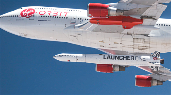 Raketa LauncherOne společnosti Virgin Orbit opouští letadlo.