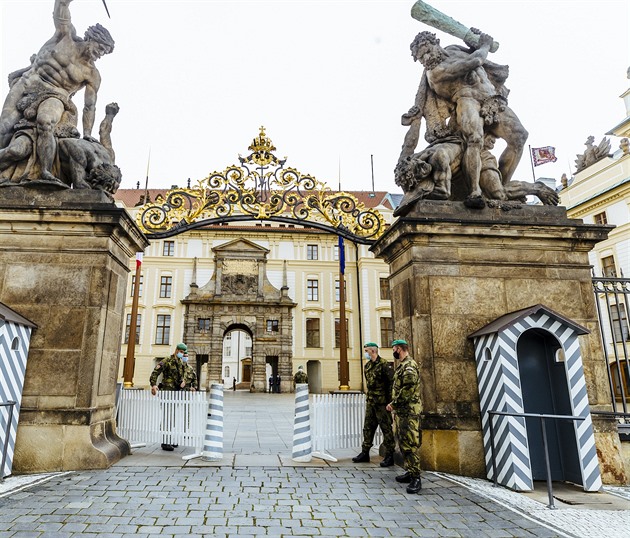 Turisté mohou po odvolání opatení do areálu Praského hradu. Stále musejí...