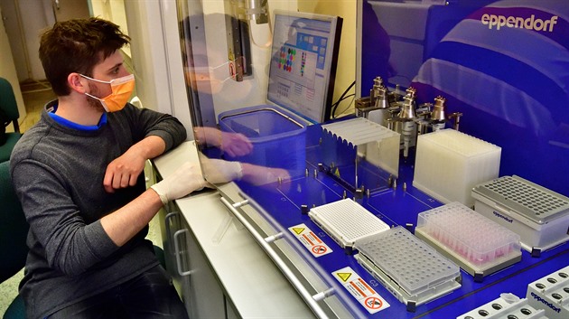 Tým z ČVUT připravil pipetovací roboty Eppendorf pro testování vzorků na...