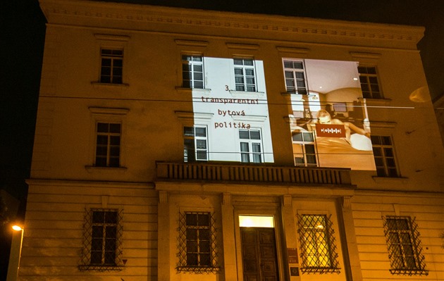 Aktivisté z iniciativy Za-bydlení na budovu magistrátu promítali cenzurované...